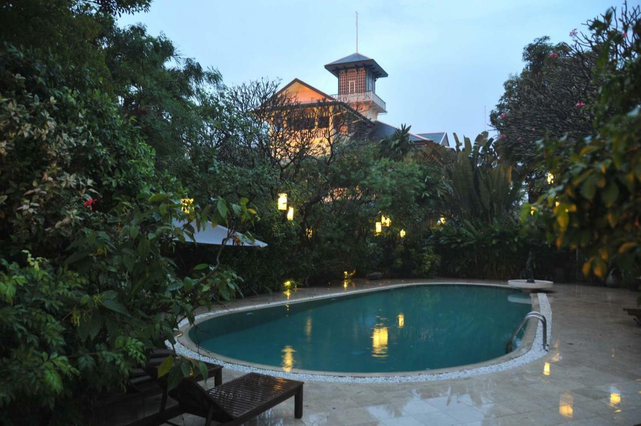 Chakrabongse Villas Bangkok Exterior photo